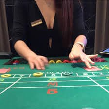 Suasana meja Live Casino rak88 dengan dealer sungguhan secara real-time